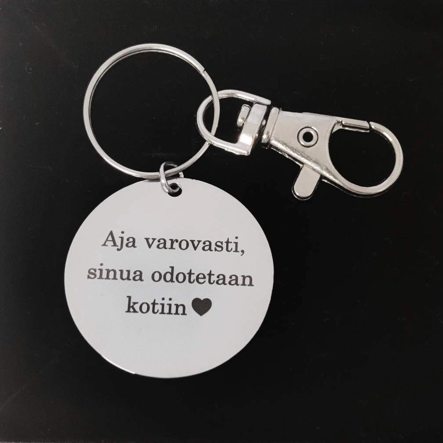 Laadukas pyöreä avaimenperä omalla tekstillä