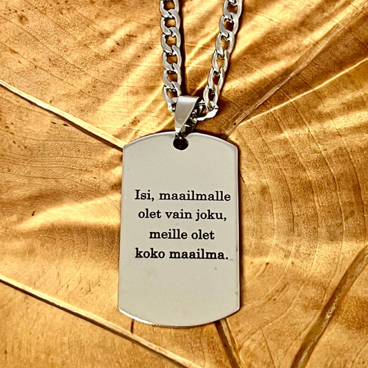 Teräslaatta koru paksulla ketjulla ja omalla tekstillä