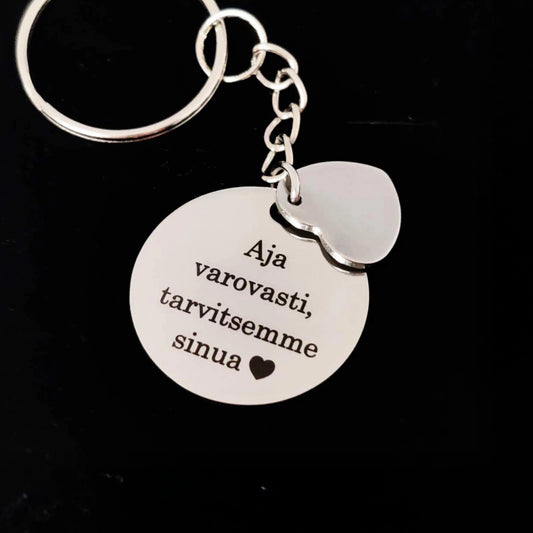 Pyöreä avaimenperä omalla tekstillä