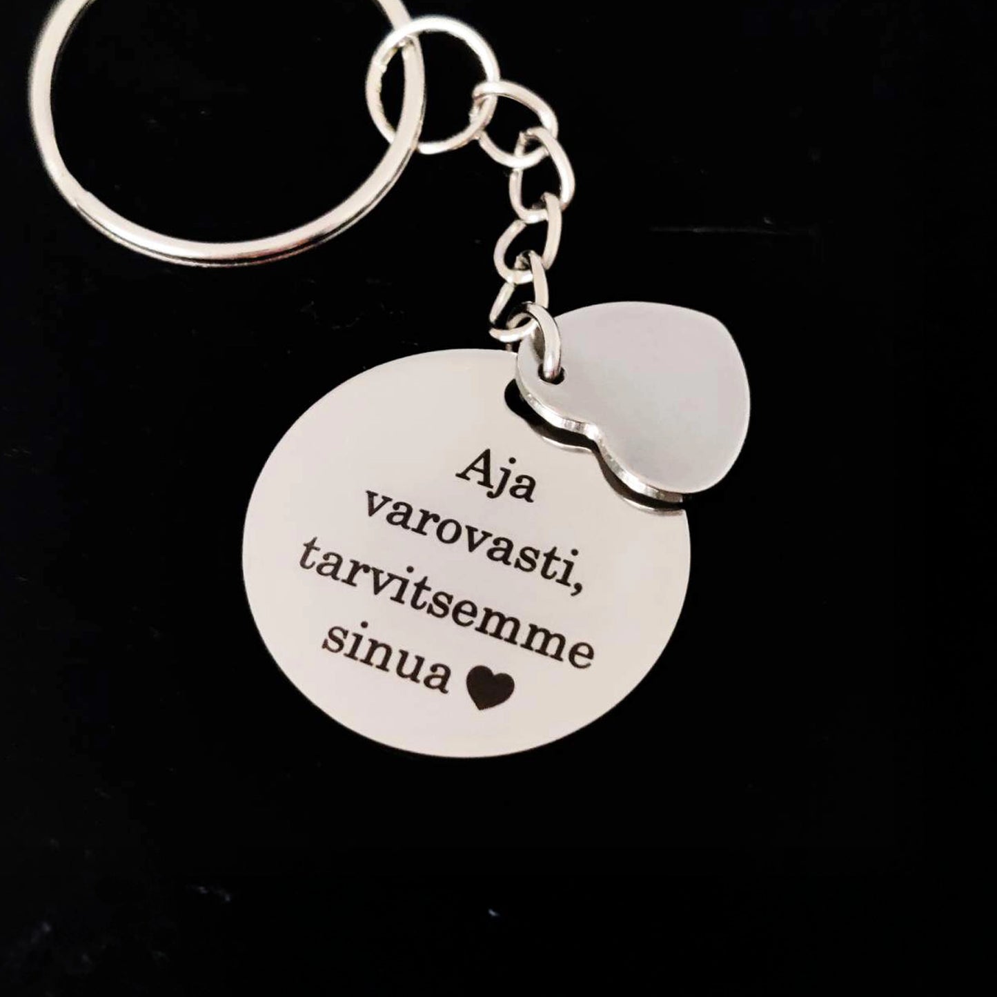 Pyöreä avaimenperä omalla tekstillä