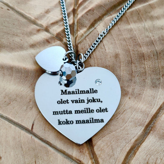 Sydämet nimikoru omalla tekstillä