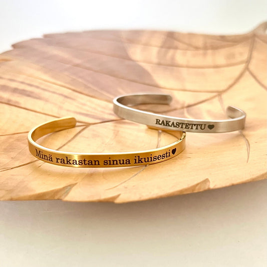 Rannekoru omalla tekstillä