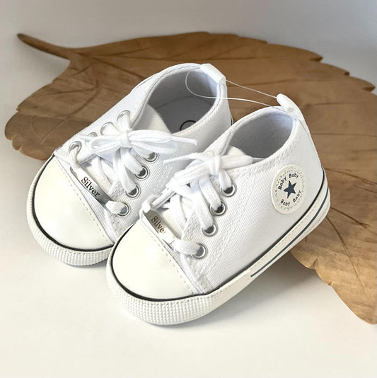 Lapsen valkoiset tennarit omalla nimellä