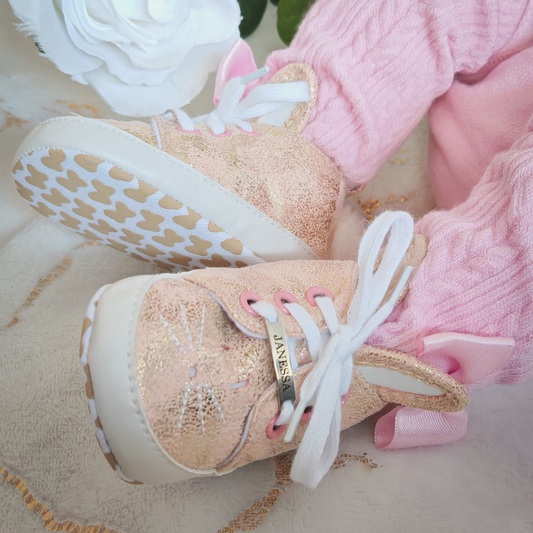 Lapselle kimaltavat pupukengät