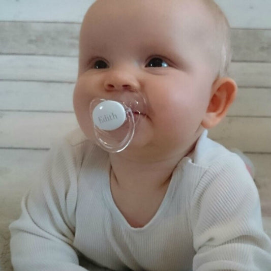 Valkoinen tutti vauvan nimellä