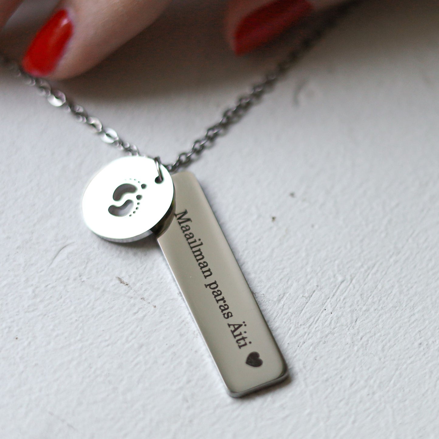 Jalanjäljet korulaatta nimikoru