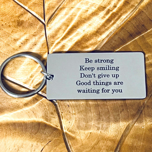 Tyylikäs avaimenperä omalla tekstillä