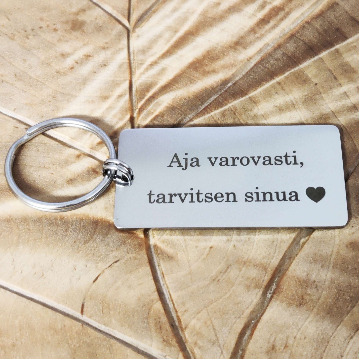 Tyylikäs avaimenperä omalla tekstillä