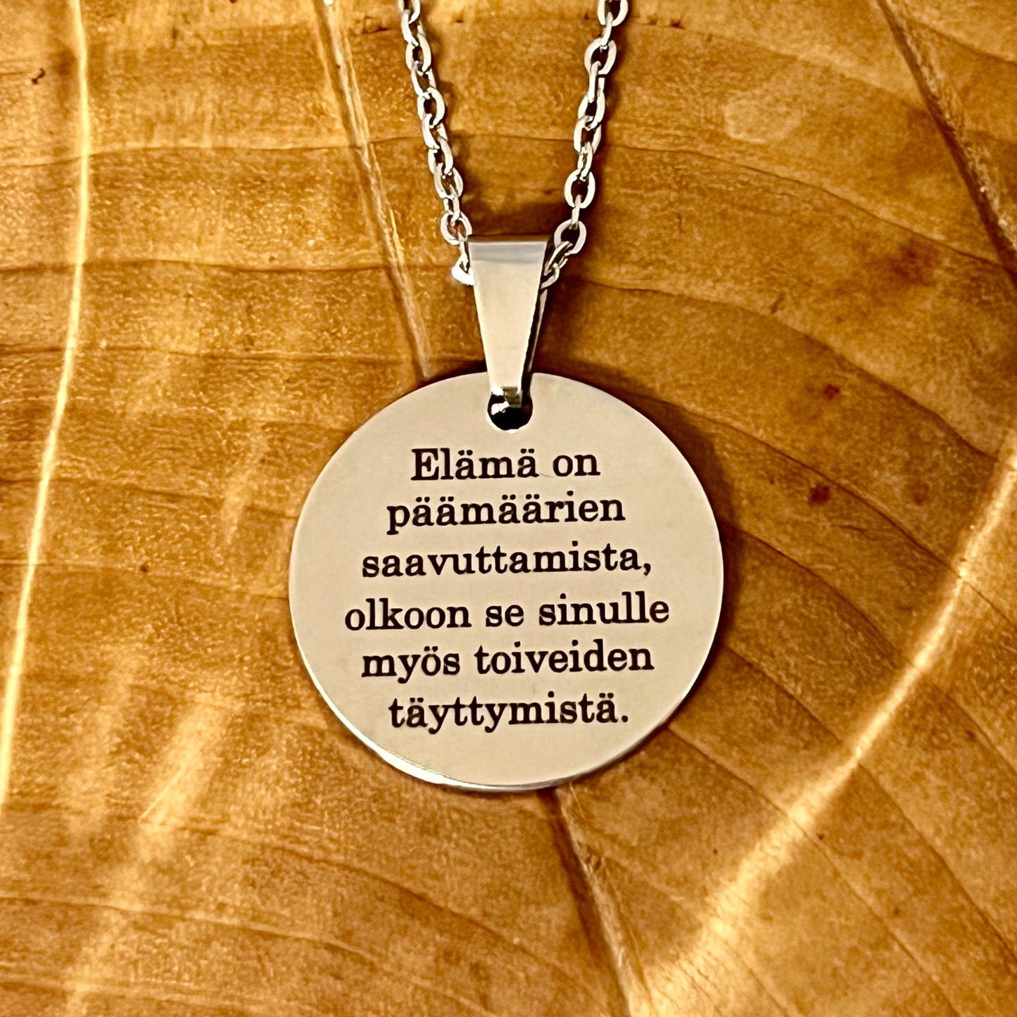 Pyöreä kaulakoru omalla tekstillä