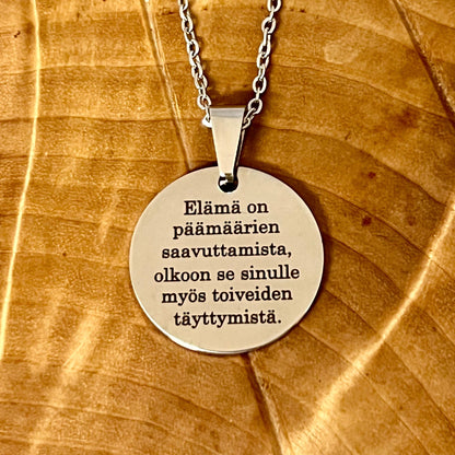 Pyöreä kaulakoru omalla tekstillä
