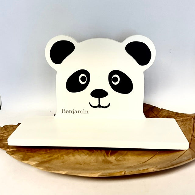 Panda hylly, jossa nimi Benjamin.