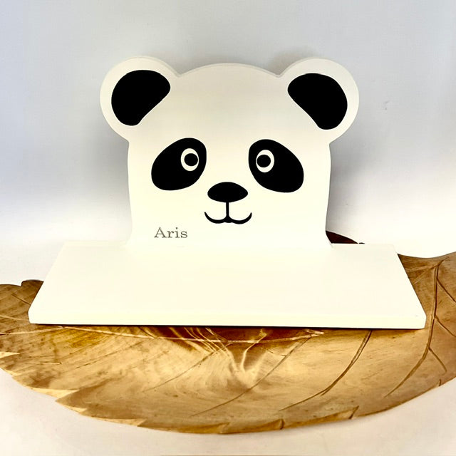 Panda hylly, jossa nimi Aris.