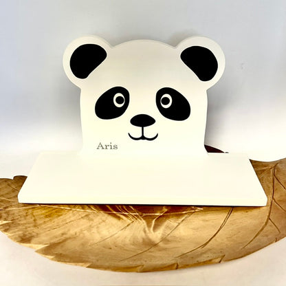 Panda hylly, jossa nimi Aris.