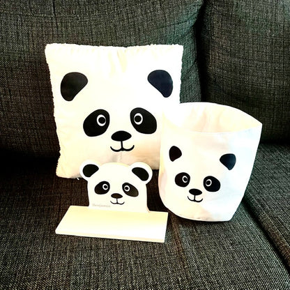 Panda tyyny, panda säilytyskori, panda hylly, jossa nimi Benjamin.