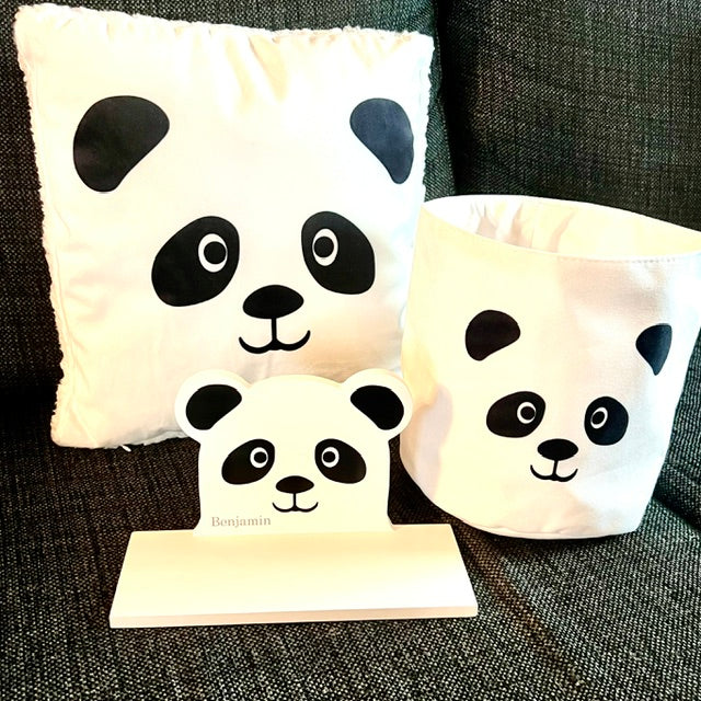 Ihanan pehmeä panda tyyny lapselle, lisäksi säilytyskori pandan kasvoilla ja panda hylly nimikoituna.