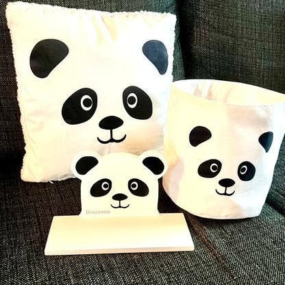 Ihanan pehmeä panda tyyny lapselle, lisäksi säilytyskori pandan kasvoilla ja panda hylly nimikoituna.