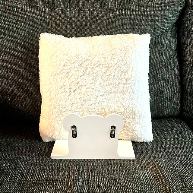 panda tyynyn toinen puoli on pehmoista karvaa.
