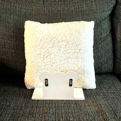 panda tyynyn toinen puoli on pehmoista karvaa.