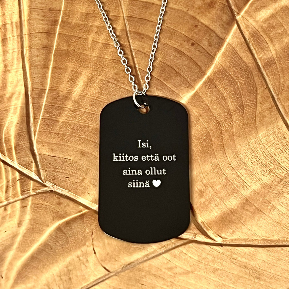 Isälle isänpäivä lahja. Musta kaulakoru tekstillä, isi kiitos että oot siinä.