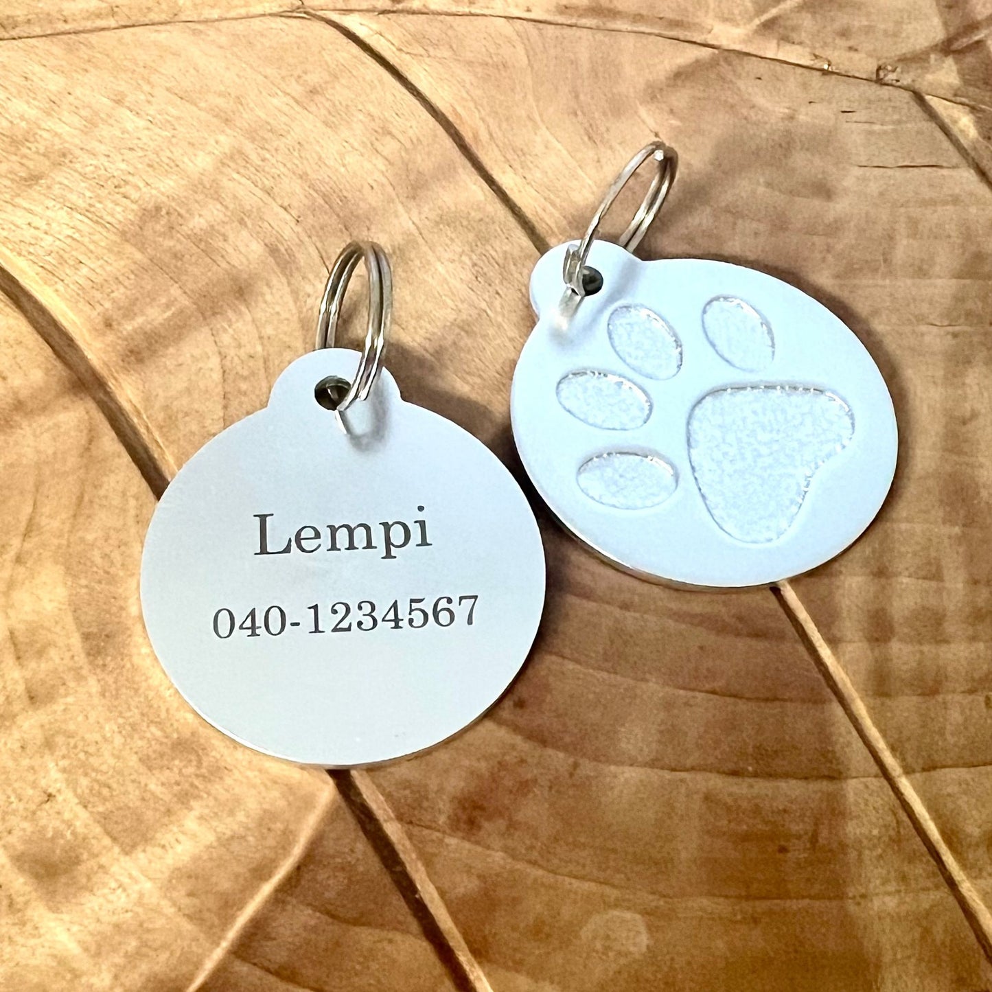 Kevyt lemmikin nimilaatta