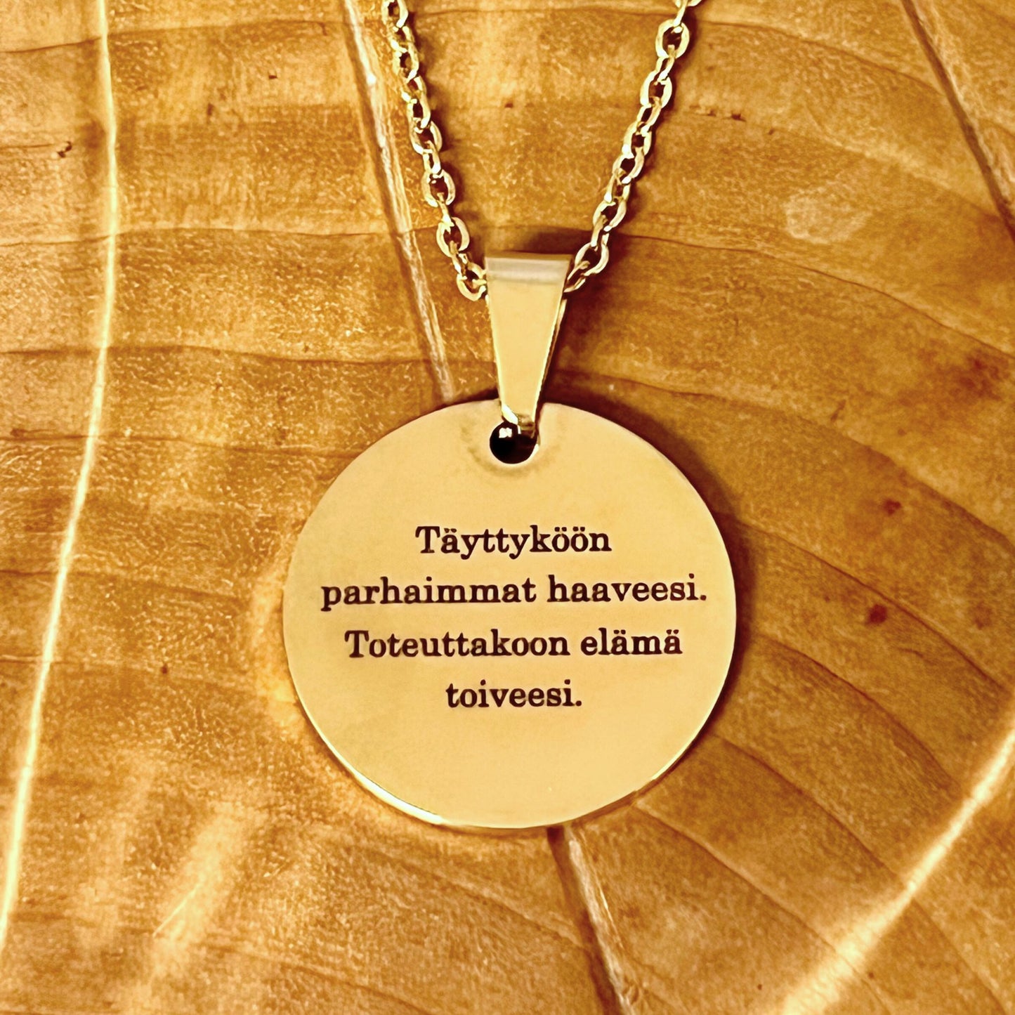 Pyöreä kaulakoru omalla tekstillä