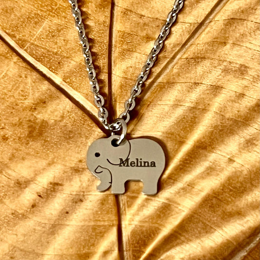 Kaulakoru, jossa norsunmuotoinen pieni laatta, ja lapsen nimi Melina.