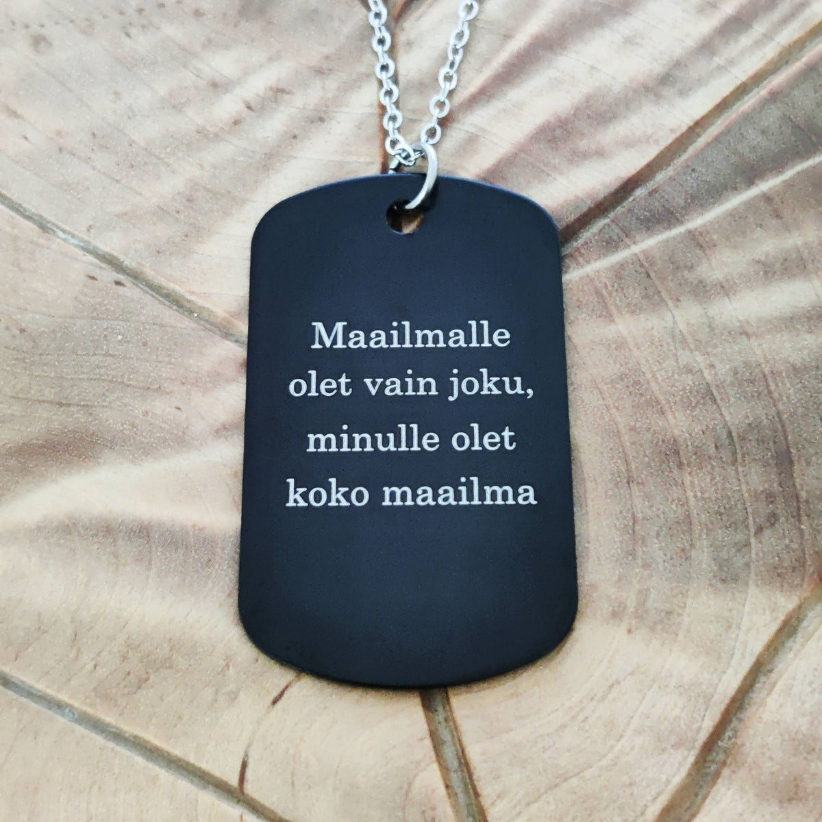 Laatta kaulakoru miehelle omalla tekstillä