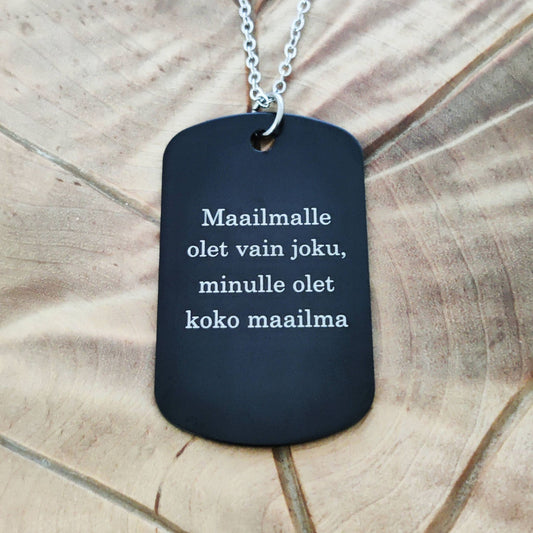 Laatta kaulakoru miehelle omalla tekstillä