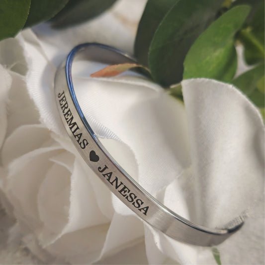 Rannekoru omalla tekstillä