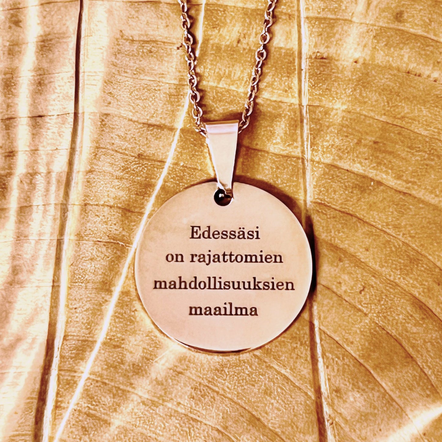 Pyöreä kaulakoru omalla tekstillä