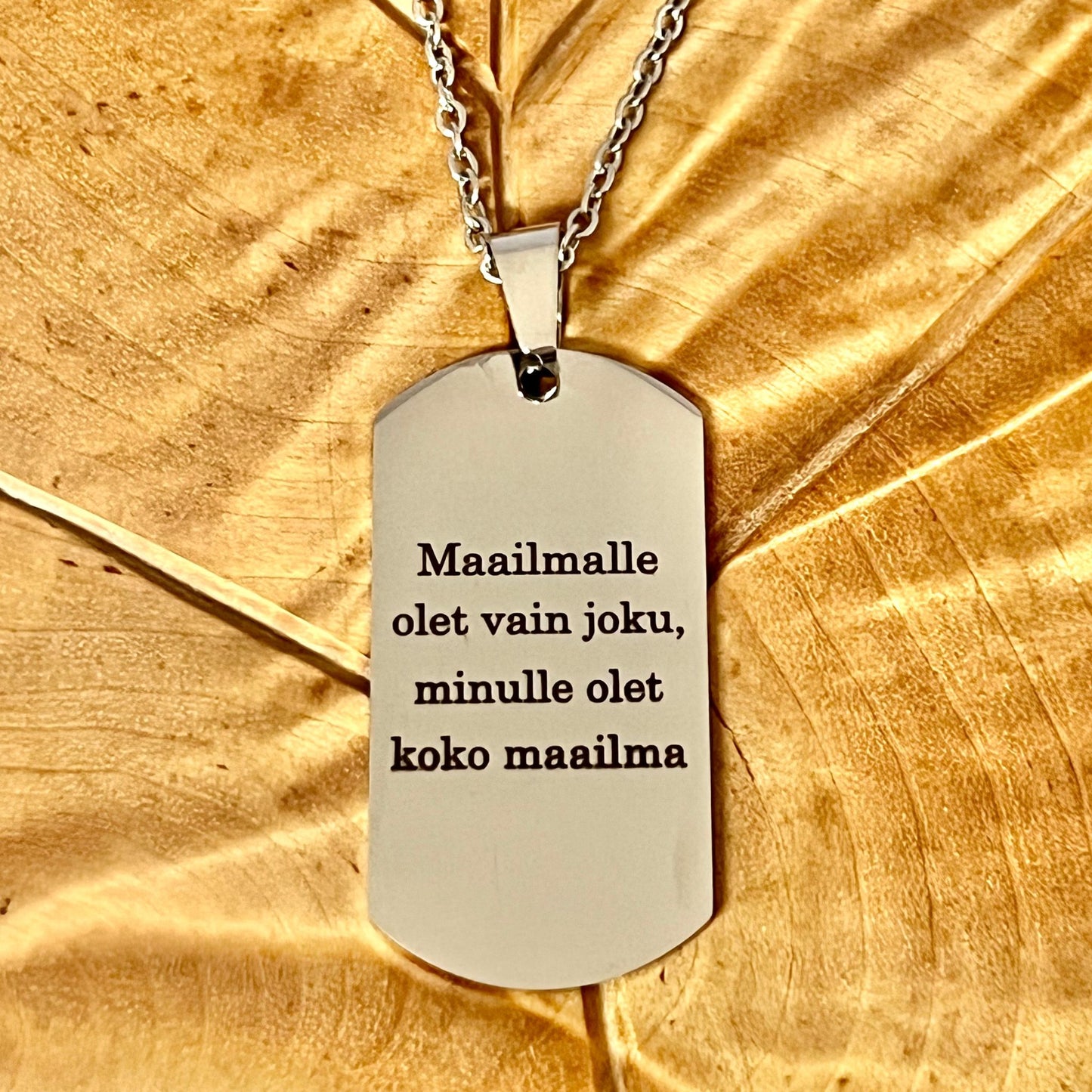 Teräslaatta kaulakoru miehelle - omalla tekstillä