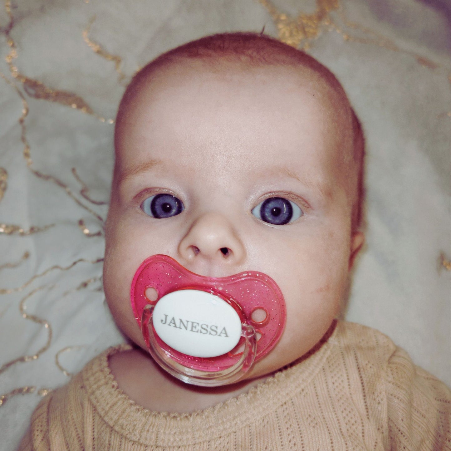 Kimaltava nimitutti vauvalle