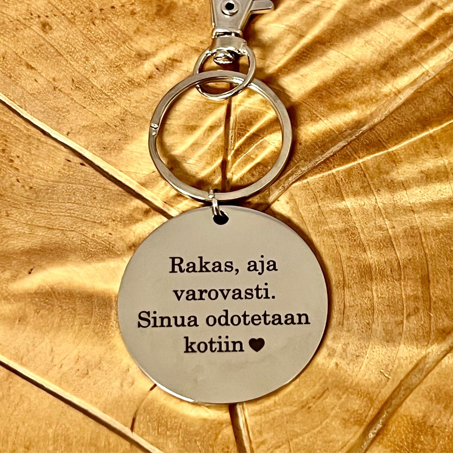 Laadukas pyöreä avaimenperä omalla tekstillä