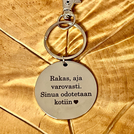 Laadukas pyöreä avaimenperä omalla tekstillä