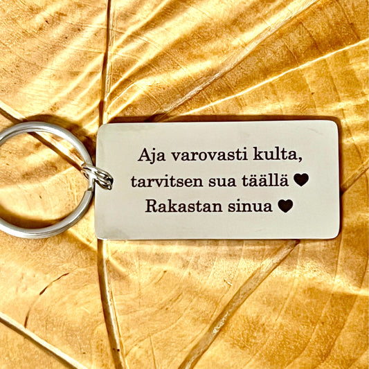Tyylikäs avaimenperä omalla tekstillä