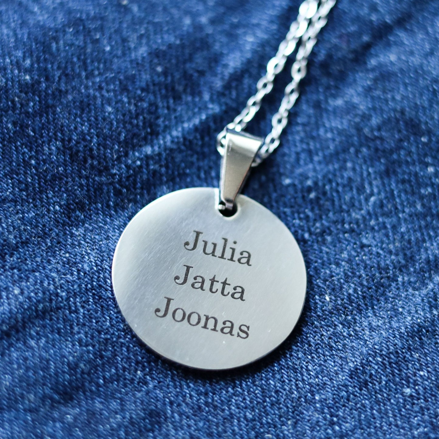 Pyöreä kaulakoru omalla tekstillä