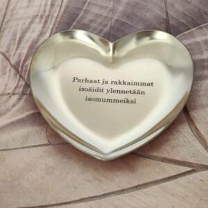 Omalla tekstilla nimikoitu sydan lahjaksi