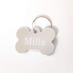 Luun muotoinen koiran nimilaatta, nimellä Milla