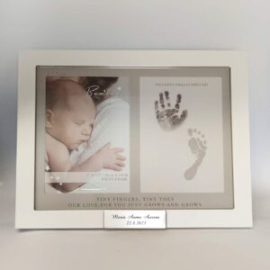 valkoinen valokuvakehys, johon saa vauvan valokuvan sekä käden- ja jalajäljen