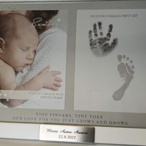 valokuvakehys, johon saa vauvasta valokuvan sekä käden- ja jalajäljen