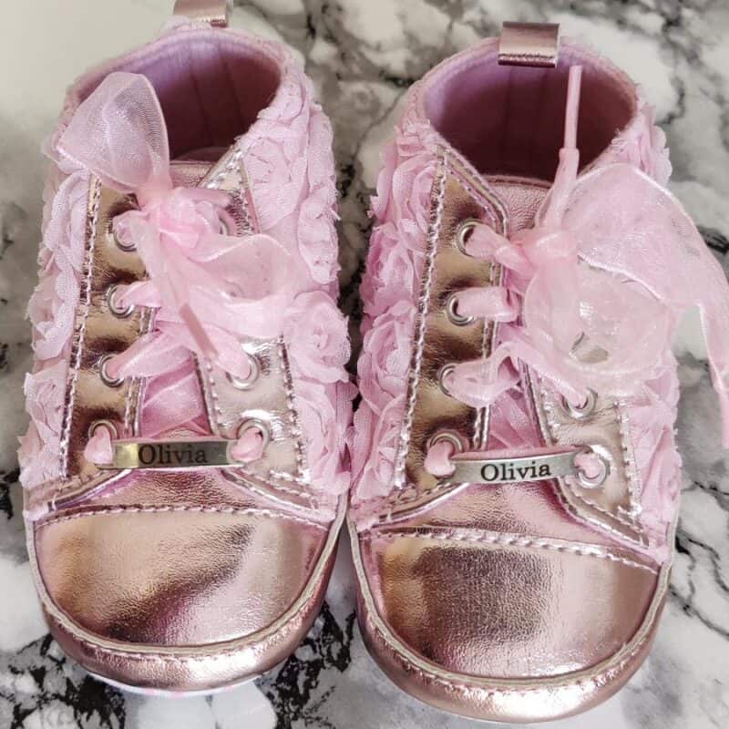 Vaaleanpunaiset lapsen kengat nimella