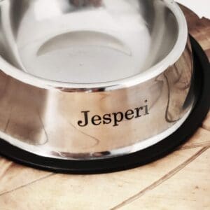 Teräksinen ruokakuppi koiralle nimellä Jesperi