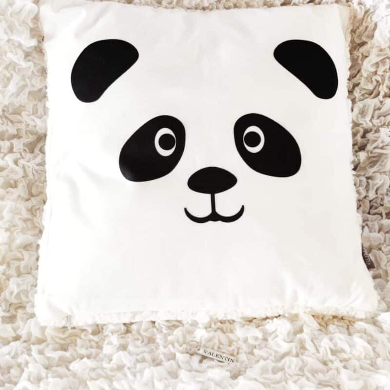 Musta-valkoinen Panda tyyny ja nimilaatta, jossa nimi valentin