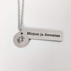 vauvan jalanjäljet nimikoru laatalla